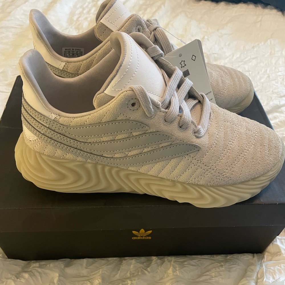 SOBAKOV J tan/creme ADIDAS tennis shoes